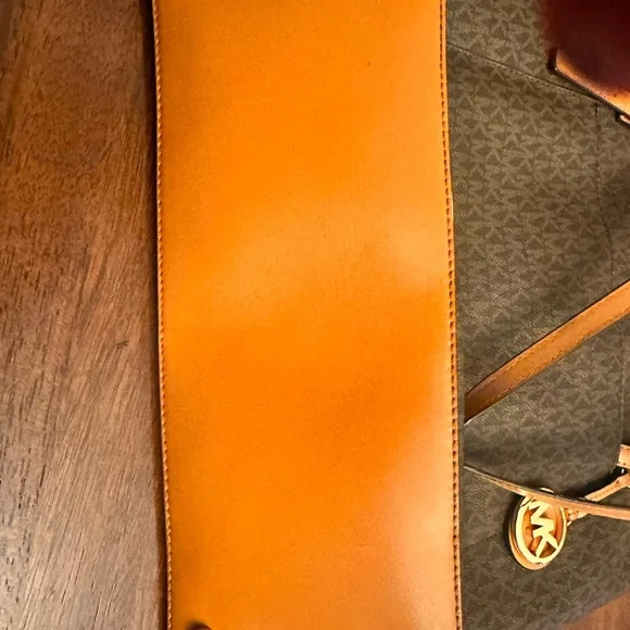 Michael Kors Large East West Tote  with matching wallet . - Picture 3 of 12